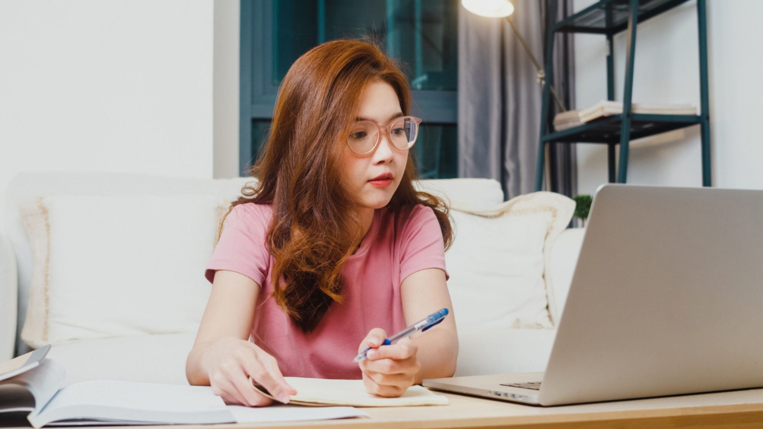 Tại sao nên học tâm lý học online​? Nền tảng cho sự phát triển bản thân và sự nghiệp