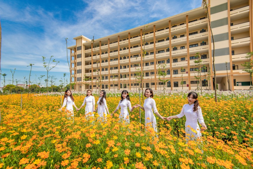 Khuôn viên Đại học Thành Đông trong những bộ ảnh áo dài của sinh viên