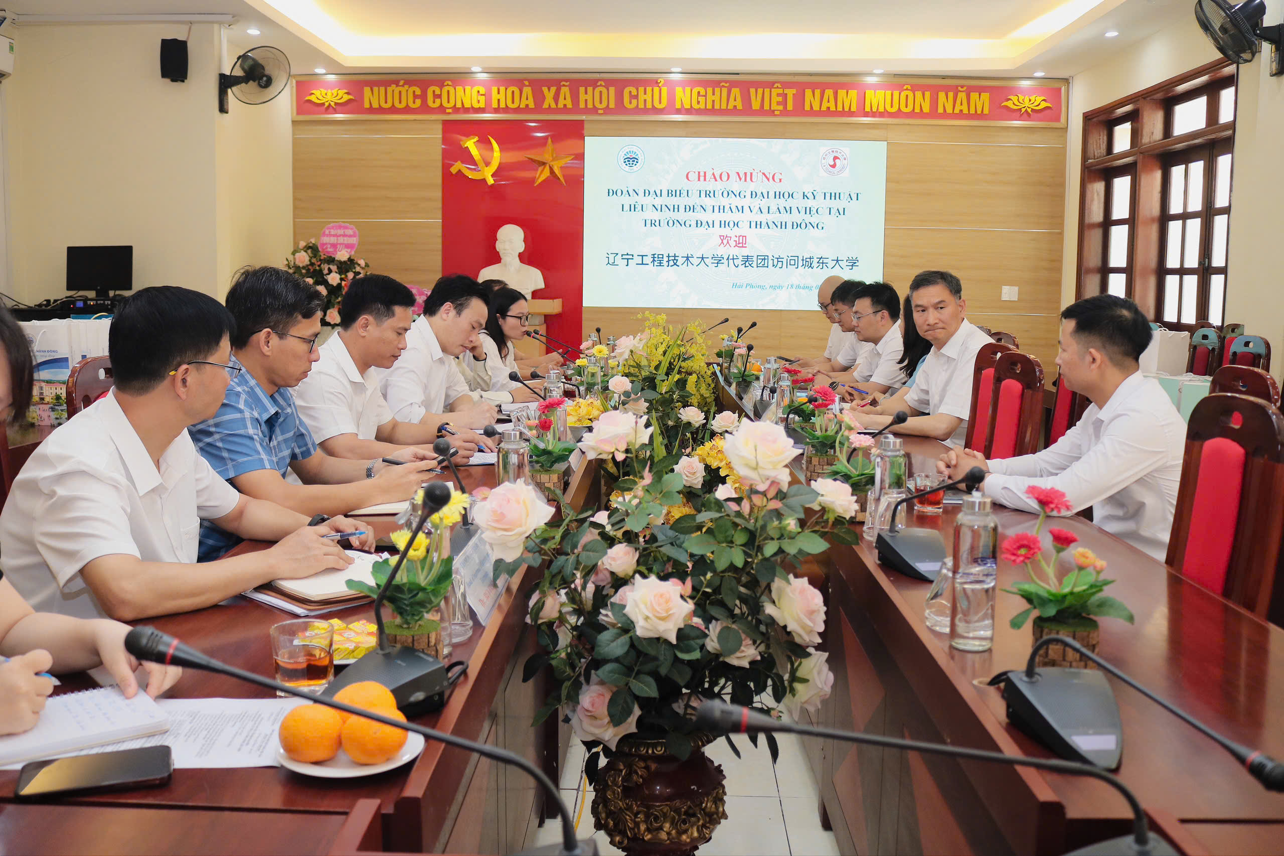 Trường Đại học Thành Đông tiếp đón đoàn Trường Đại học Kỹ thuật và Công nghệ Liêu Ninh