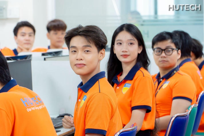 Sinh viên theo học tất cả các ngành đều được sử dụng Trung tâm thực hành máy tính