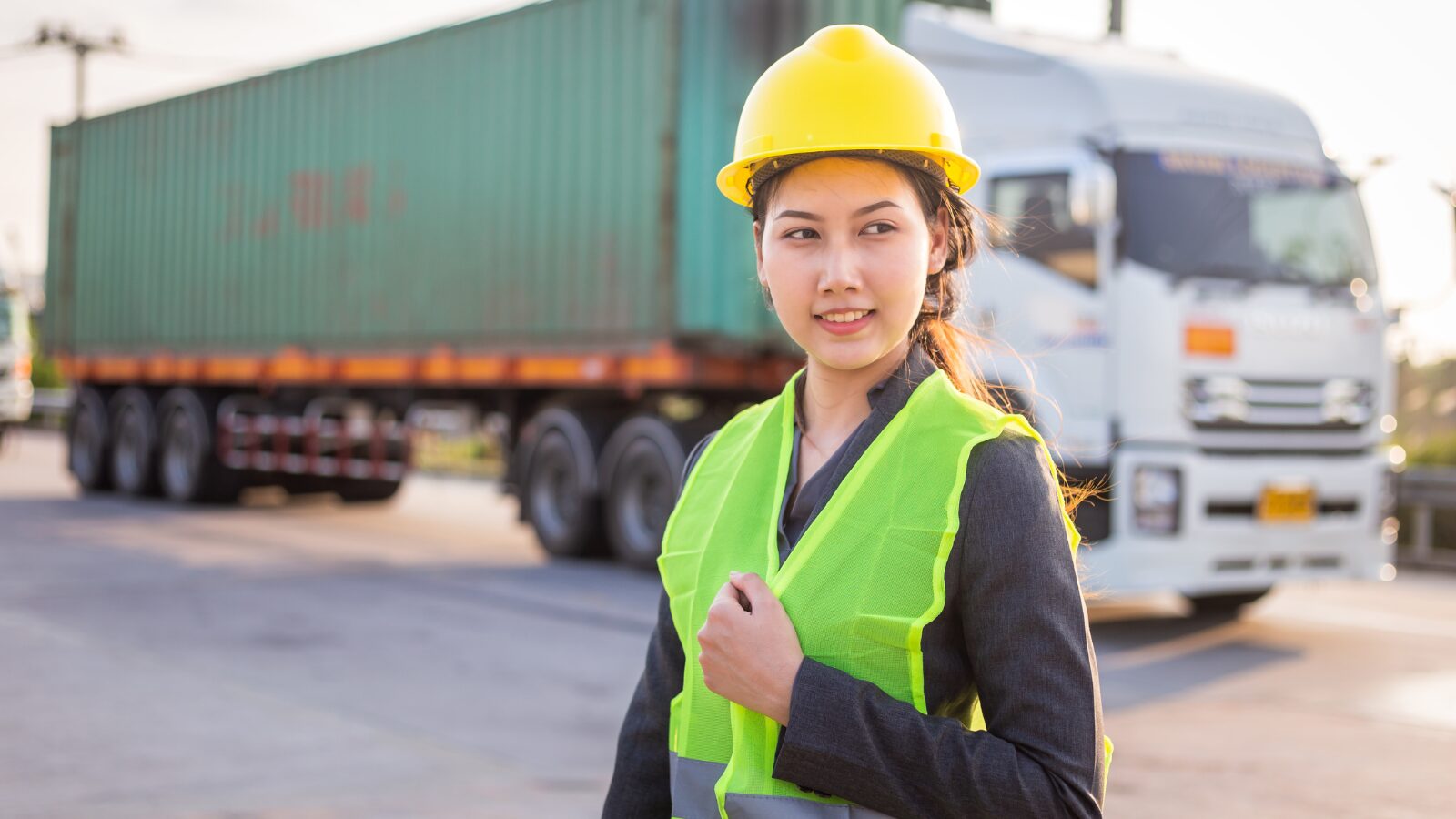 con gái học logistic ra làm gì